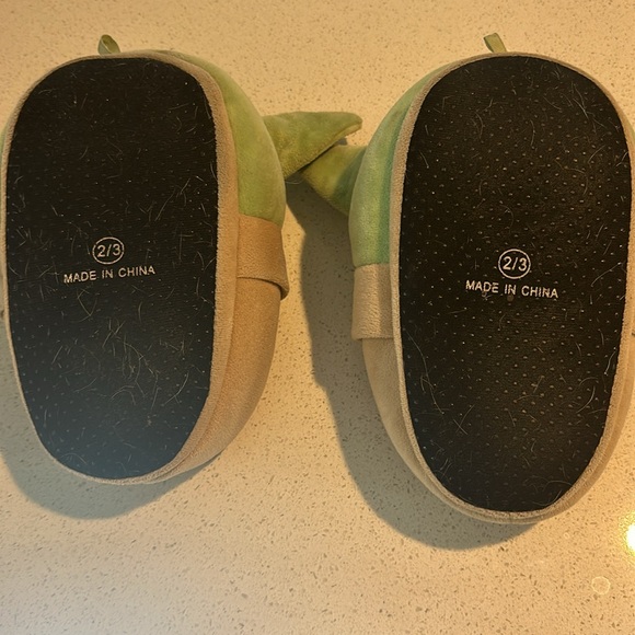 Baby Yoda/Grogu plush slippers, size 2/3. - Picture 3 of 4